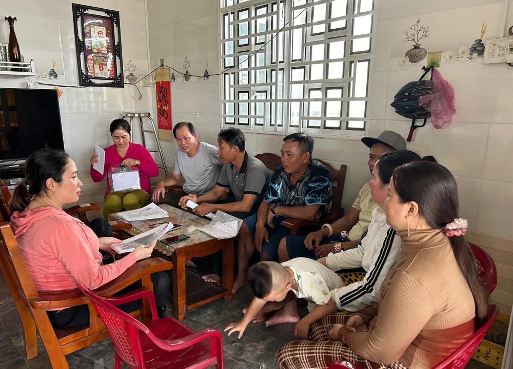 Người dân đang trình bày nội dung vụ việc với phóng viên Báo Pháp Luật TP.HCM. Ảnh: HD lao dong thoi vu.jpg
