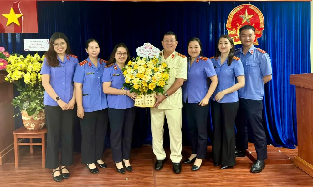 Tân Phó Viện trưởng VKSND quận Tân Bình Nguyễn Văn Khoăng chụp ảnh cùng cán bộ công chức, người lao động VKSND quận Tân Bình. Ảnh: HUY TRUNG IMG_8351.jpeg