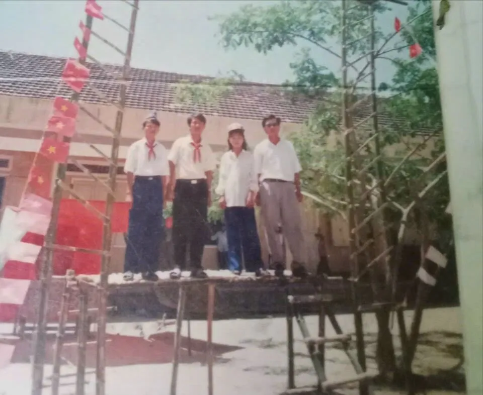 Tác giả (thứ 2 từ trái sang) cùng thầy Nguyễn Xuân Tài, nguyên giáo viên trường THPT số 3 Phù Cát và các bạn học. tình cảm thầy trò