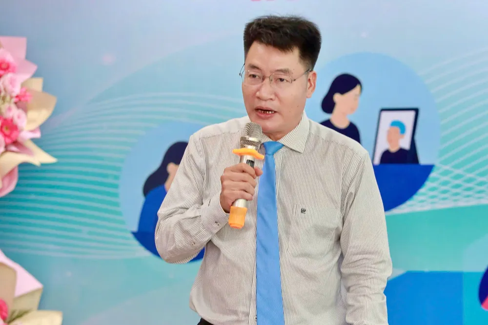 Ông Đinh Đức Thọ, Phó tổng biên tập Báo Pháp Luật TP.HCM phát biểu khai mạc buổi giao lưu. Ảnh: Nguyệt Nhi Dinh duc tho.jpg