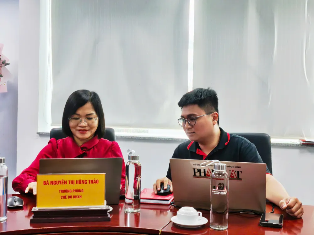 Bà Nguyễn Thị Hồng Thảo - Trưởng phòng chế độ BHXH đang trả lời câu hỏi của bạn đọc. Ảnh Nguyệt Nhi GLTT BHXH 5.jpg