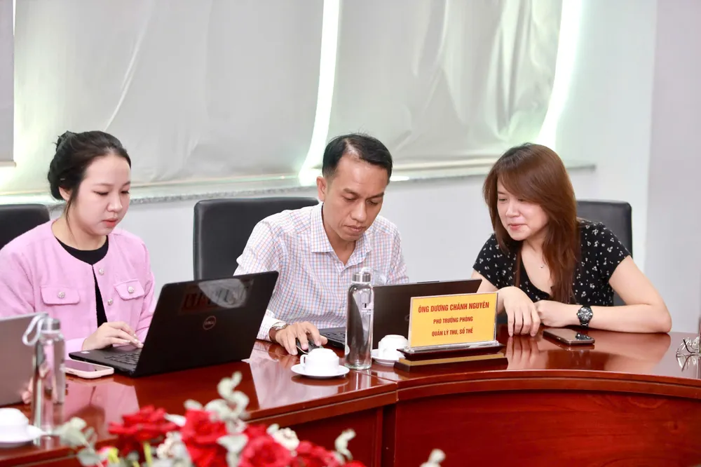 Ông Dương Chánh Nguyên, Phó Trưởng phòng quản lý thu, sổ thẻ trả lời câu hỏi của độc giả. Ảnh: NGUYỆT NHI GLTT BHXH 7.jpg