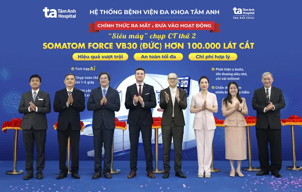 Lãnh đạo Hệ thống Bệnh viện Đa khoa Tâm Anh và các đại biểu tham gia lễ cắt băng, chính thức đưa vào sử dụng máy CT hơn 100.000 lát cắt tại Bệnh viện Tâm Anh Quận 7. Ảnh: Bệnh viện Đa khoa Tâm Anh. Bệnh viện Tâm Anh vận hành siêu máy chụp CT chào đón siêu đô thị TP.HCM