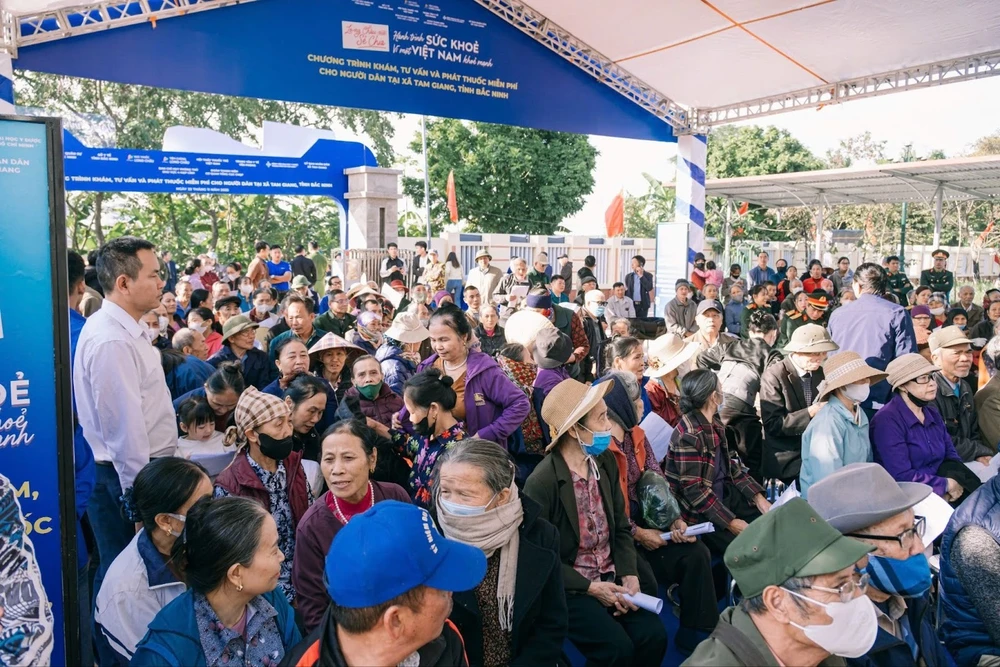 Chương trình “Long Châu sẻ chia” tổ chức khám và tư vấn sức khỏe miễn phí cho người dân.