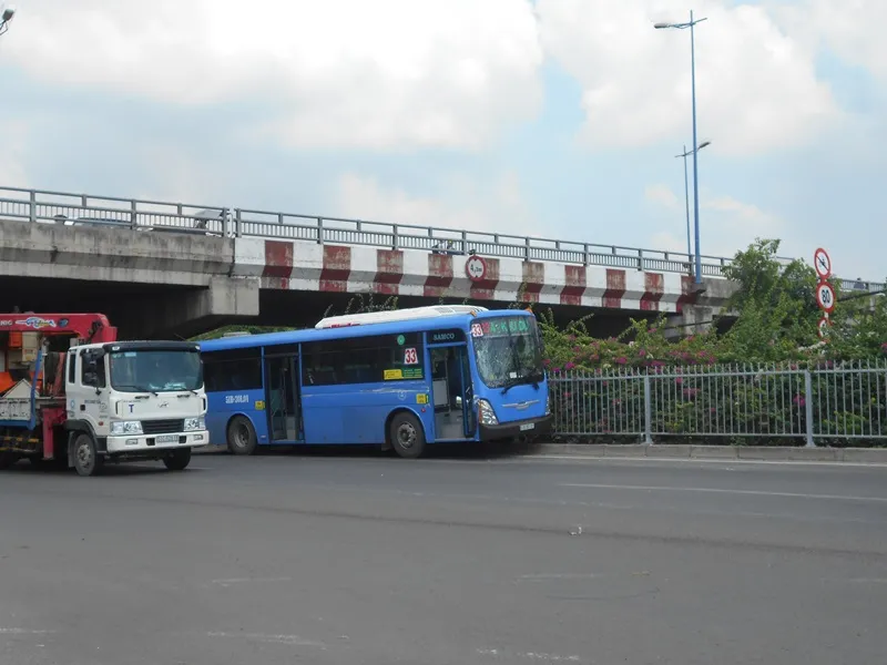 Container 'húc' xe buýt leo lên dải phân cách ảnh 1