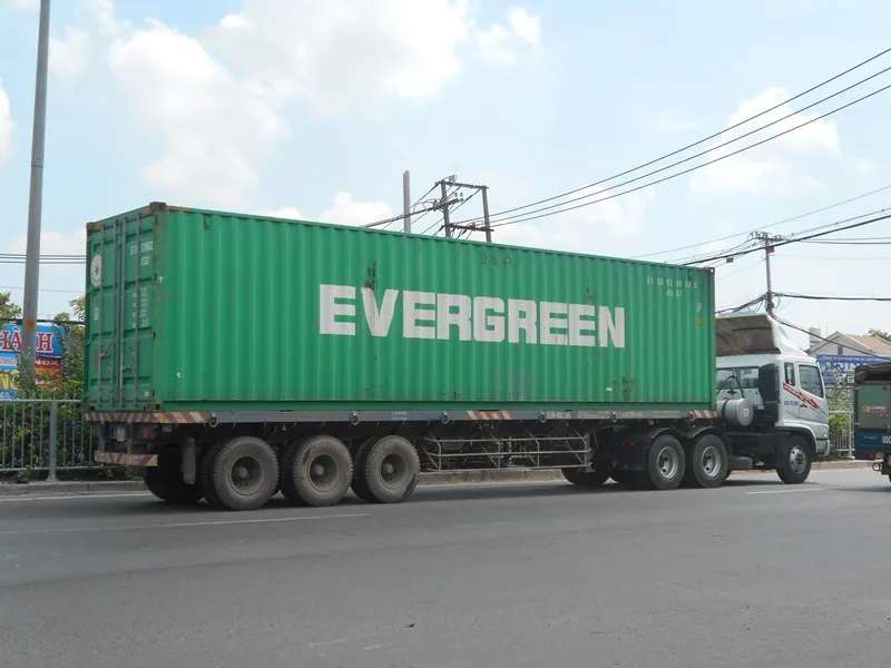 Container 'húc' xe buýt leo lên dải phân cách ảnh 2