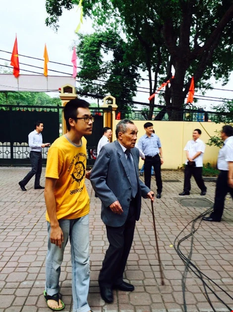 Chùm ảnh: 'Còn sống để đi bầu cử thì cứ đi đã...' ảnh 8