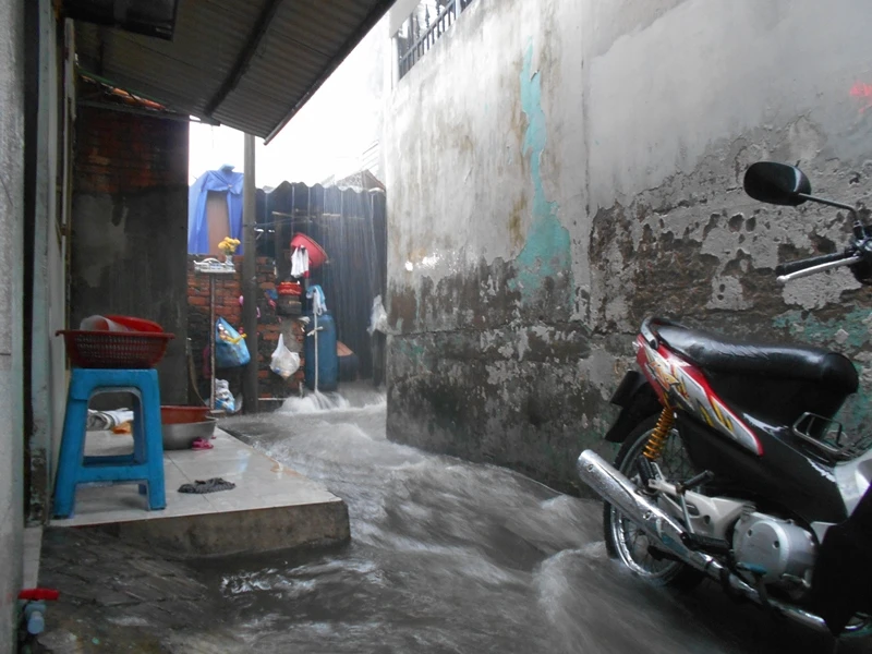 Mưa chỉ 5 phút, cả con hẻm chìm trong biển nước ảnh 6