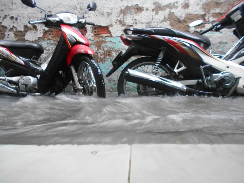 Mưa chỉ 5 phút, cả con hẻm chìm trong biển nước ảnh 1