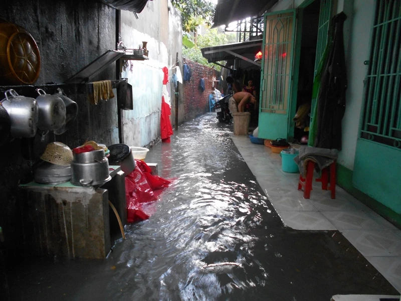 Mưa chỉ 5 phút, cả con hẻm chìm trong biển nước ảnh 3