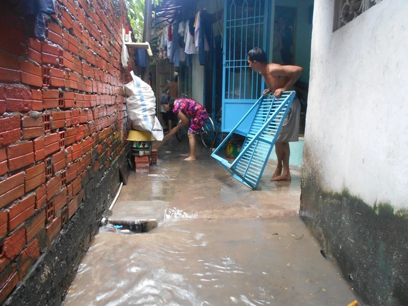 Mưa chỉ 5 phút, cả con hẻm chìm trong biển nước ảnh 7