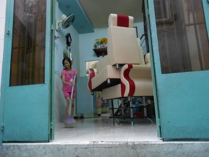 Mưa chỉ 5 phút, cả con hẻm chìm trong biển nước ảnh 4