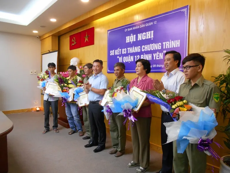 Quận 12 khen thưởng công nhân, xe ôm tham gia bắt trộm, cướp ảnh 1 Quận 12 khen thưởng công nhân, xe ôm tham gia bắt trộm, cướp ảnh 1