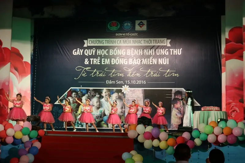 Tiết mục "Gặp mẹ trong mơ" gây nhiều xúc động. ẢNH: THANH TUYỀN.