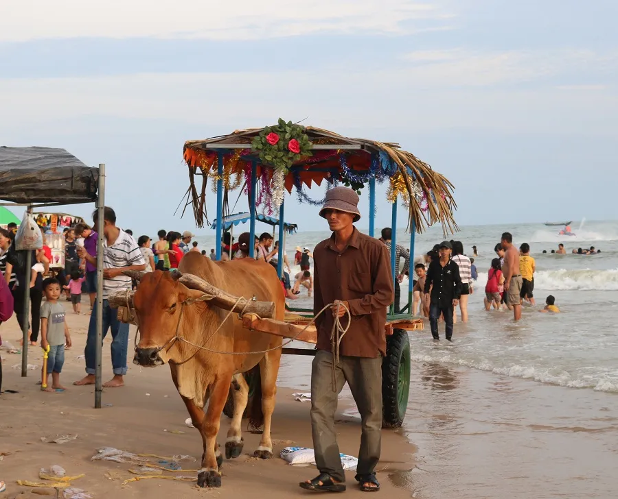 Biển Cam Bình được du khách ưa chuộng mùa Tết ảnh 21