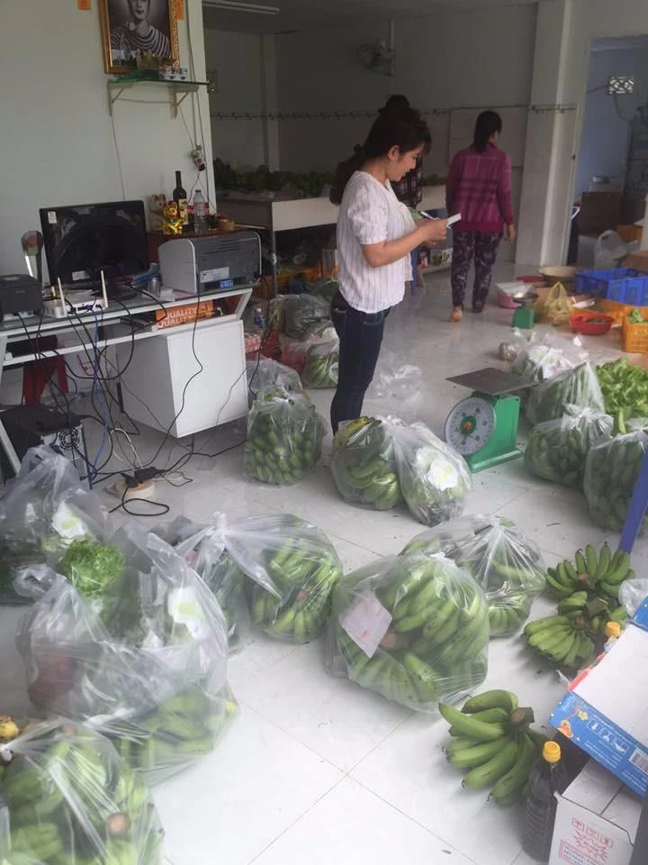 Nhân viên của anh Chính đang tính toán, phân chuối theo đơn hàng.