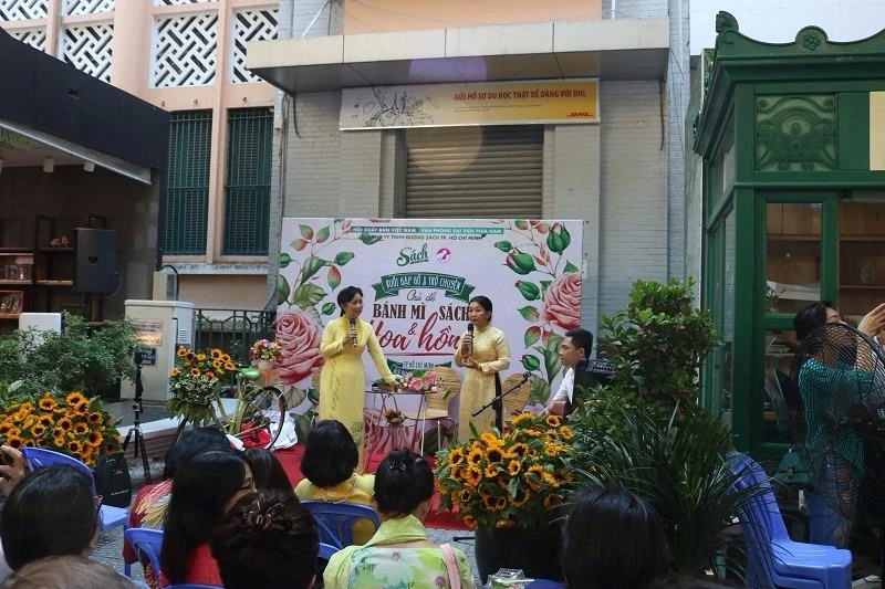 Buổi trò chuyện về phụ nữ diễn ra nhẹ nhàng với những quan điểm dí dỏm. 