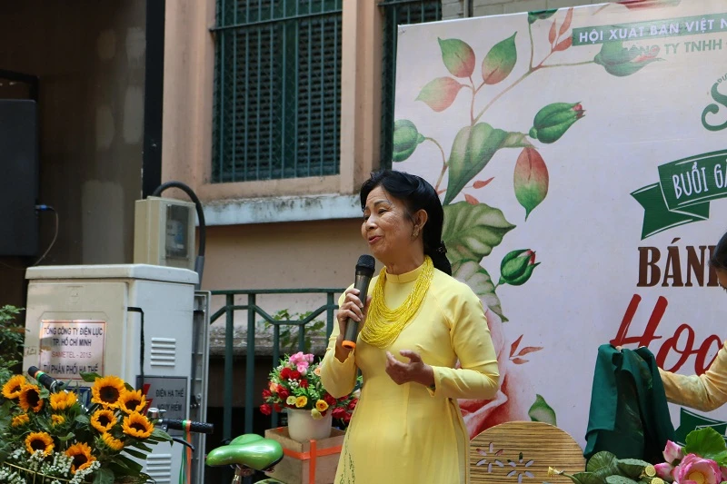 Cô còn bày tỏ mong muốn phụ nữ Việt sẽ giữ gìn văn hóa áo dài 