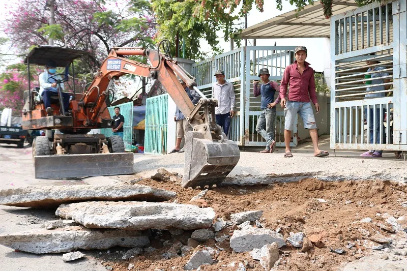 Thủ Đức tháo biển hiệu, dỡ bậc thềm lấn vỉa hè ảnh 4