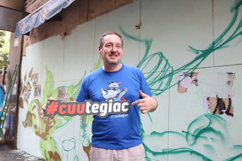 Phó đại sứ Anh xắn tay vẽ tranh tê giác trên tường ảnh 1