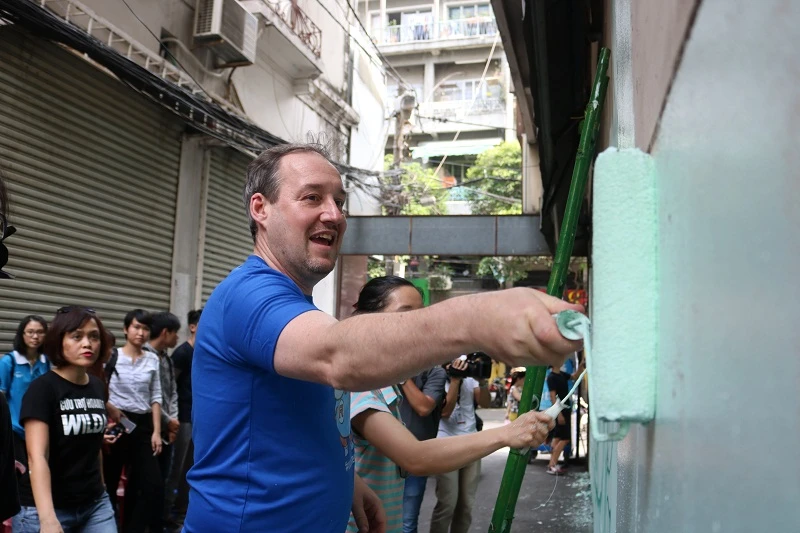 Phó đại sứ Anh xắn tay vẽ tranh tê giác trên tường ảnh 3