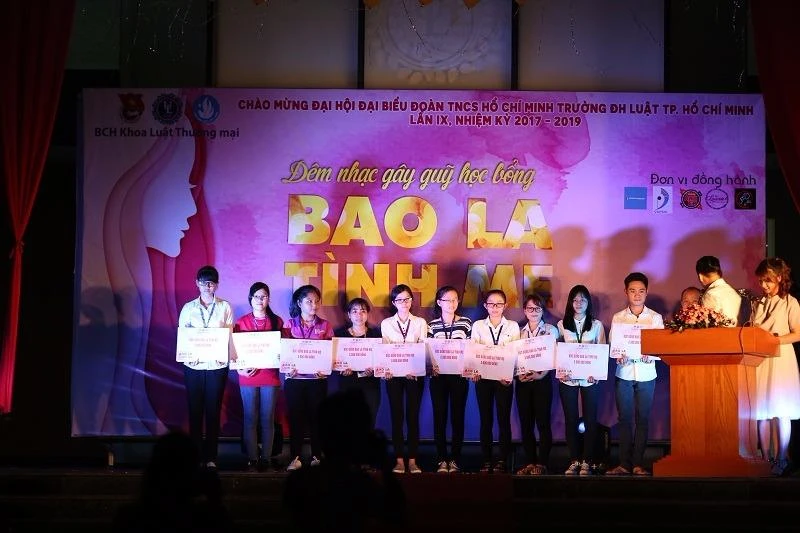 10 suất học bổng, mỗi suất trị giá 2,5 triệu đồng được trao cho các bạn sinh viên. 