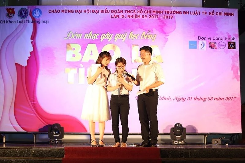 Huyền gọi điện về cho mẹ và nói lời yêu thương trong đêm ca nhạc. 