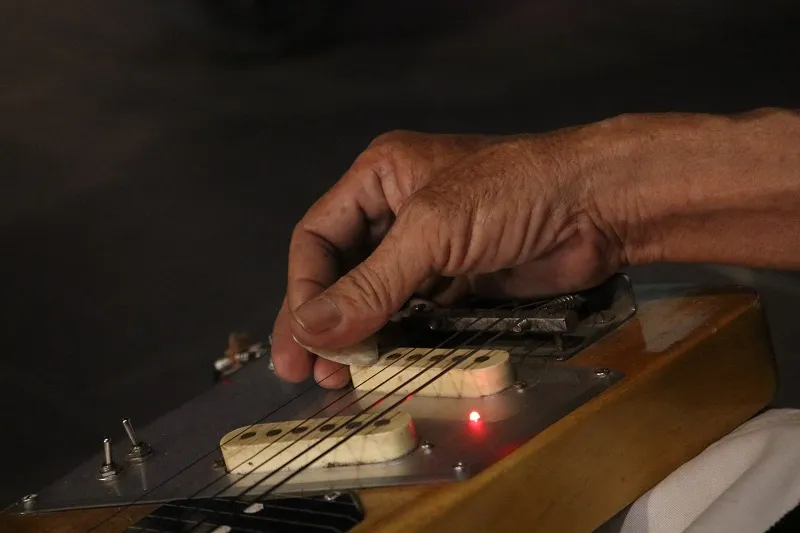 Tiếng Guitar Hawaiian của nhạc công già giữa Sài Gòn ảnh 3