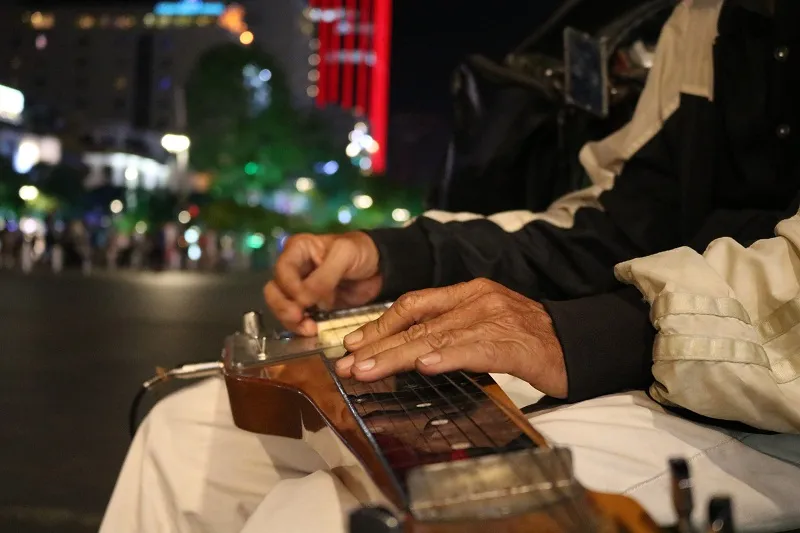 Tiếng Guitar Hawaiian của nhạc công già giữa Sài Gòn ảnh 7