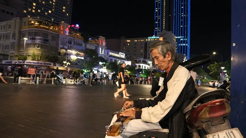Tiếng Guitar Hawaiian của nhạc công già giữa Sài Gòn ảnh 4