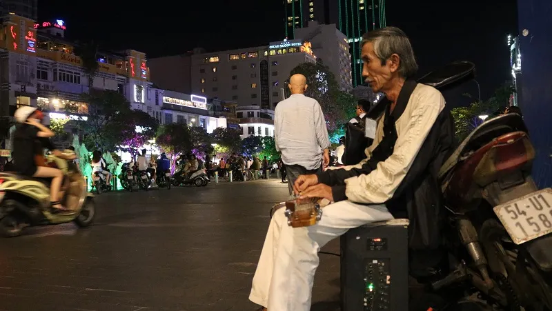 Tiếng Guitar Hawaiian của nhạc công già giữa Sài Gòn ảnh 9