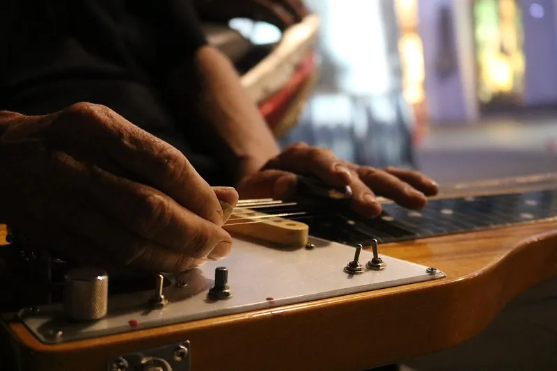 Tiếng Guitar Hawaiian của nhạc công già giữa Sài Gòn ảnh 5