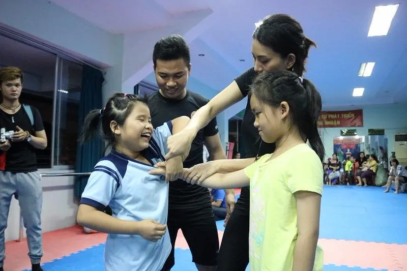 Tập xử lí khi bị nắm cổ áo.