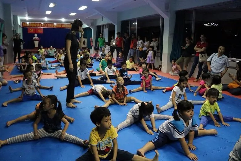 Tập quen với các động tác mở đầu.