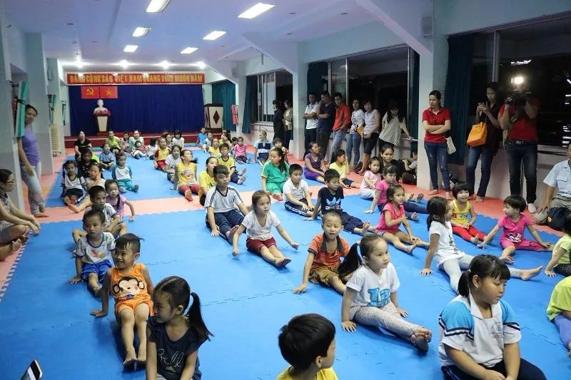 Lớp học rất đông các em nhỏ từ nhiều độ tuổi.