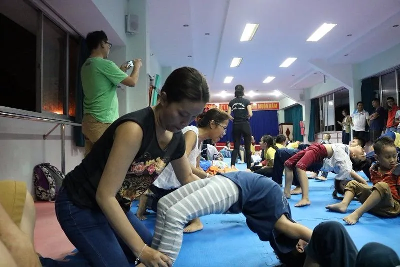 Mẹ giúp con uốn dẻo.