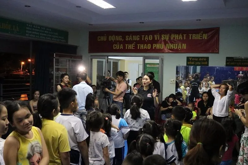 Rất đông phụ huynh đưa con em mình đến lớp học.