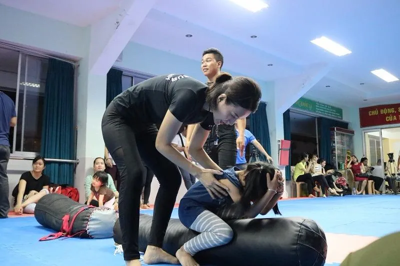 Cô Ánh hướng dẫn cho các em tập luyện.