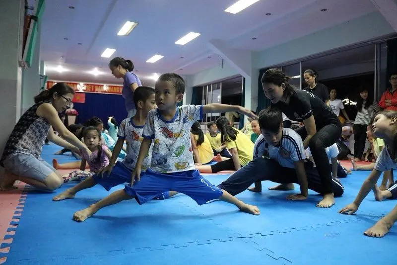 Nhiều tư thế được dạy trong buổi đầu tiên.