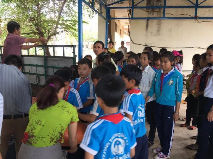 Anh Tám Khỏe hỗ trợ gạo, hạt giống cho học sinh nghèo ảnh 2 Anh Tám Khỏe hỗ trợ gạo, hạt giống cho học sinh nghèo ảnh 2