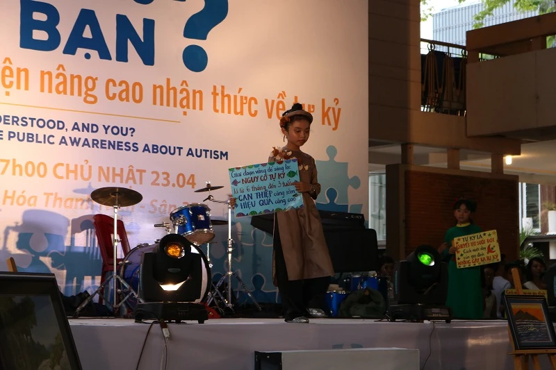'Người mẫu' nhí mặc áo dài kêu gọi nhận thức về tự kỷ ảnh 12