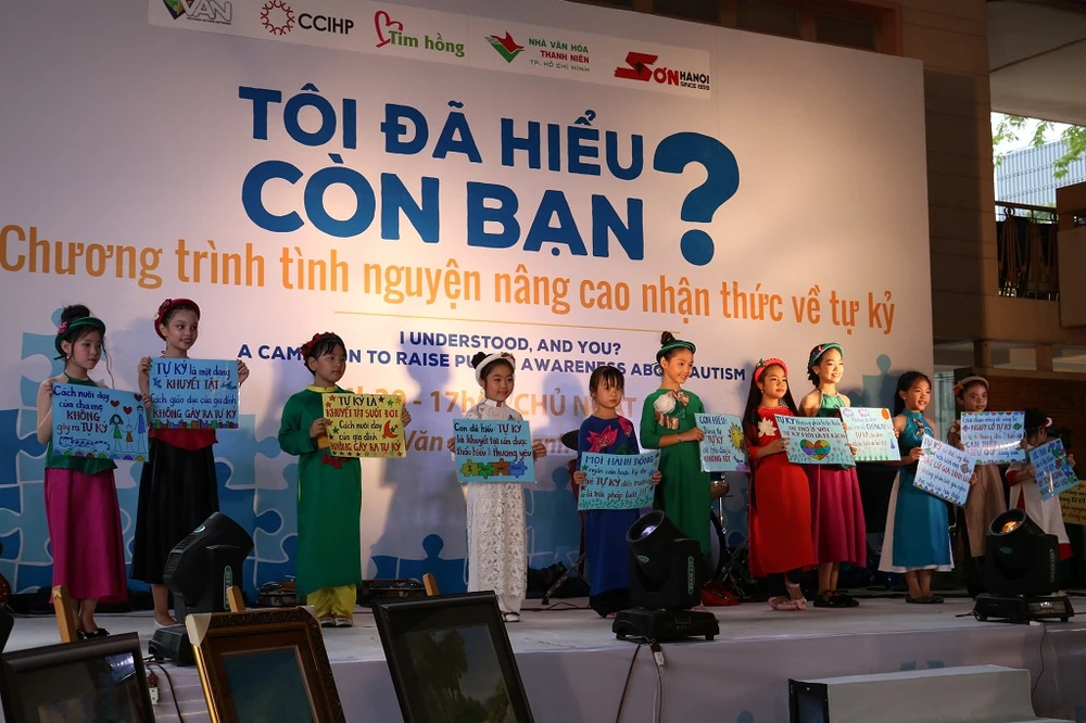 'Người mẫu' nhí mặc áo dài kêu gọi nhận thức về tự kỷ ảnh 23