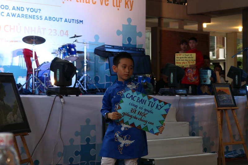 'Người mẫu' nhí mặc áo dài kêu gọi nhận thức về tự kỷ ảnh 6