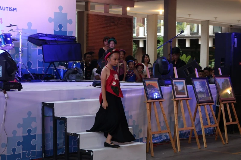 'Người mẫu' nhí mặc áo dài kêu gọi nhận thức về tự kỷ ảnh 15