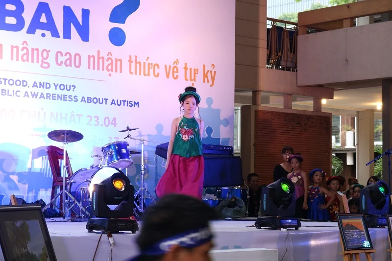 'Người mẫu' nhí mặc áo dài kêu gọi nhận thức về tự kỷ ảnh 16