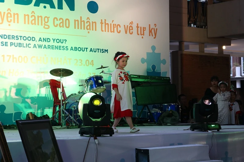 'Người mẫu' nhí mặc áo dài kêu gọi nhận thức về tự kỷ ảnh 18