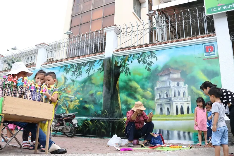 Ngẩn ngơ tranh tường trên phố Sài Gòn ảnh 8