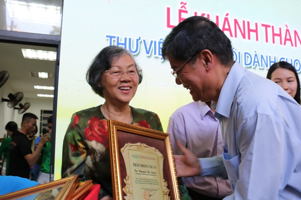 Ông Nguyễn Văn Đua trao bảng tri ân