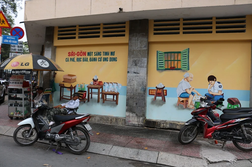 Hai bức bích họa nằm ở góc đường Bùi Thị Xuân- Lương Hữu Khánh như nhắc nhở chúng ta hãy sống chậm lại giữa nhịp hối hả của Sài Gòn hiện đại 