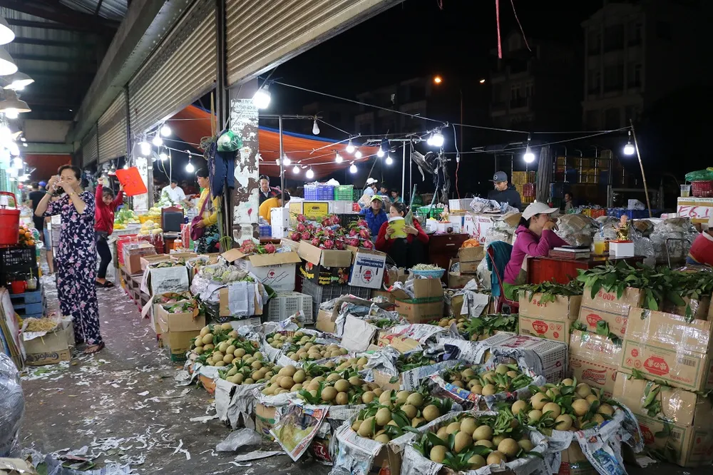 Những ngày này, dường như các tiểu thương ở chợ đều không muốn nghỉ ngơi vì đây cũng là dịp buôn bán được nhất trong năm, ai cũng muốn có thêm thu nhập để lo cho gia đình dịp cuối năm.